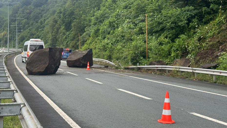 Rize'de Yaşanan Kaya Düşmesi Karadeniz Sahil Yolu'nu Geçici Süreyle Kapattı