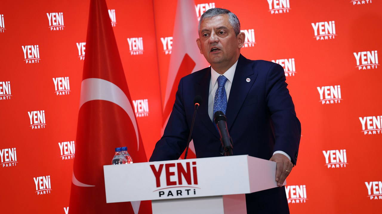 Özgür Özel, Yurttaşları YENİ Parti'ye Çağırdı: 'Bu Hikayeyi Kimse Dışarıdan Seyretmesin'