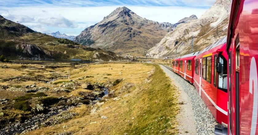 4 bin 550 koltuk, 100 vagon, 7 makinist: Dünyanın en uzun yolcu treni İsviçre'de