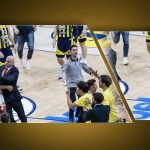 Ali Koç'un oğlu sinirlendi, etrafındakiler onu sakinleştirmekte zorlandı!  İşte Eurobasket 2022 gecesine damga vuran görüntüler