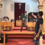 Kilisede rahibi öldürmeye teşebbüs kameraya yansıdı!  Silah tutukluk yaptığında…