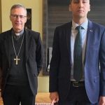 Türkiye'nin Lyon Başkonsolosu Cemil Yıldırım'ın fotoğrafı gündem oldu!  Başpiskoposun yanında işaret parmağını gösterdi, paylaşım daha sonra silindi