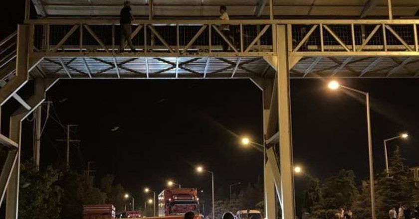 Üst geçitte intihar girişimi!  Polis 45 dakika konuştu – Son Dakika Türkiye Haberleri