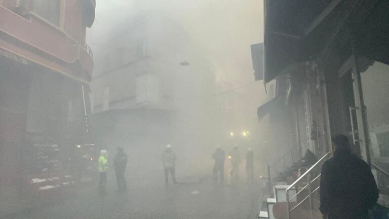 Fatih’te 4 katlı binada yangın