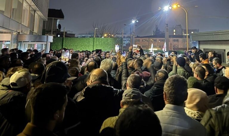 3 Gazeteciye 3 “Uzman” Gözaltı … Vatandaşlar TV Halk’ın önünde toplandı! – Türkiye haberlerini kırmak