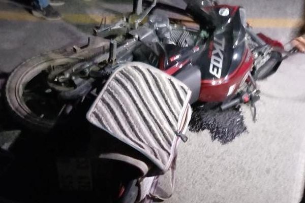 Bisiklete çarpmaktan kaçınmak için manevra, direğe çarpan bisiklet öldü