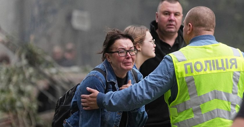 Video. Rus füzeleri Kiev’de 6 can aldı: Kurtarma İşleri Devam Et