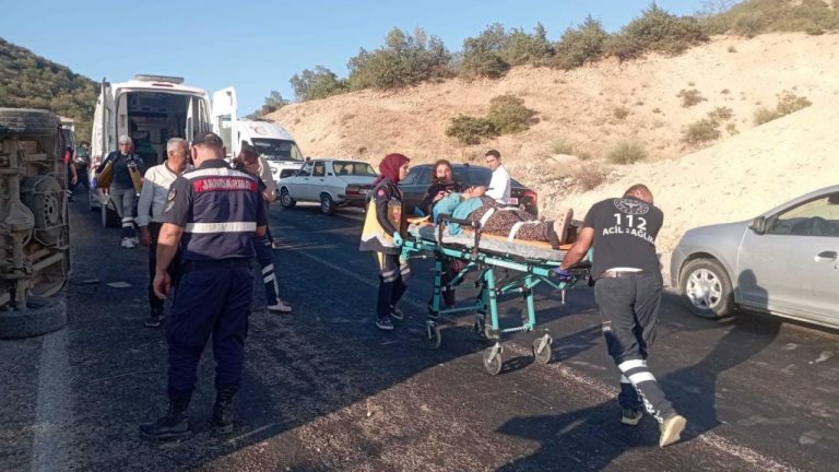 İşçileri Adimaman’a taşıyan minibüs tersine döndü: 23 yaralı