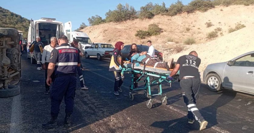 İşçileri Adimaman’a taşıyan minibüs tersine döndü: 23 yaralı