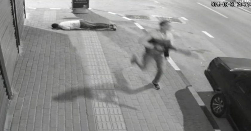 Kalabalığa daldı: düşmanlığını kafasına vurdu!