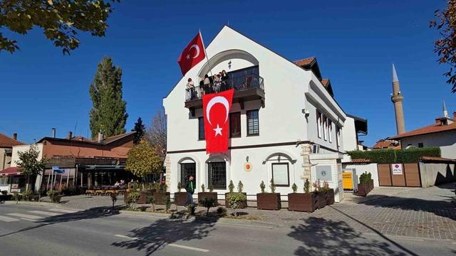 Türkiye Cumhuriyeti'nin kuruluşunun 102. yıl dönümü nedeniyle Kosovalı 102 kadın bayrak ördü 4