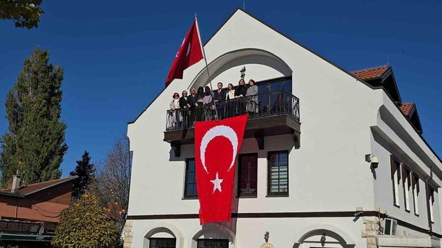 Türkiye Cumhuriyeti'nin kuruluşunun 102. yıl dönümü nedeniyle Kosovalı 102 kadın bayrak ördü 2