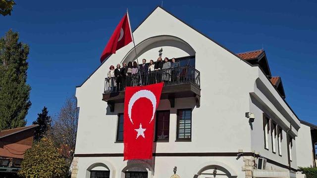 Türkiye Cumhuriyeti'nin kuruluşunun 102. yıl dönümü nedeniyle Kosovalı 102 kadın bayrak ördü 3