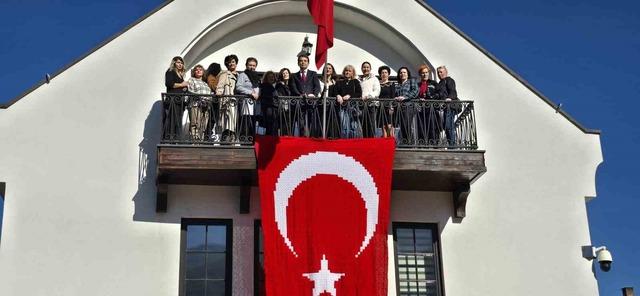 Kosovalı 102 kadın, Türkiye Cumhuriyeti'nin kuruluşunun 102. yıl dönümü nedeniyle bayrak ördü 7