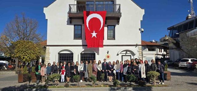 Kosovalı 102 kadın, Türkiye Cumhuriyeti'nin kuruluşunun 102. yıl dönümü nedeniyle bayrak ördü 10