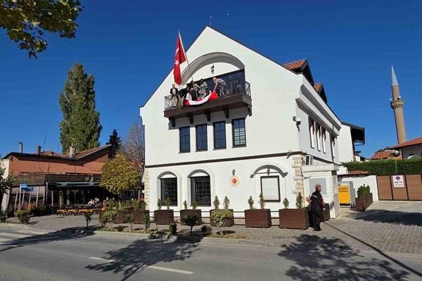 Kosovalı 102 kadın, Türkiye Cumhuriyeti’nin kuruluşunun 102. yıl dönümü nedeniyle bayrak ördü