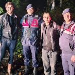 Ekipler, ormanda mantar toplarken kaybolan 2 genci kurtardı