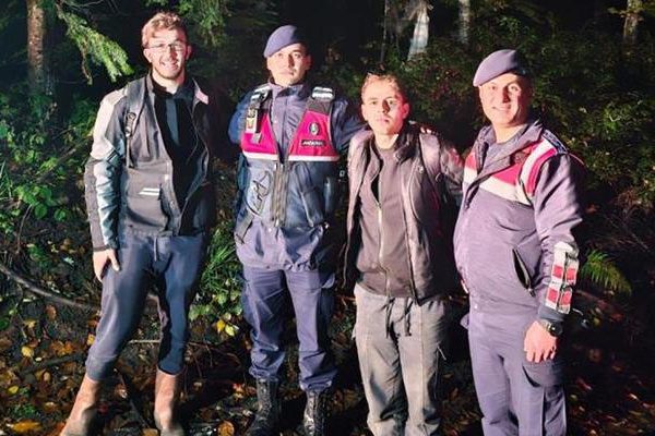 Ekipler, ormanda mantar toplarken kaybolan 2 genci kurtardı