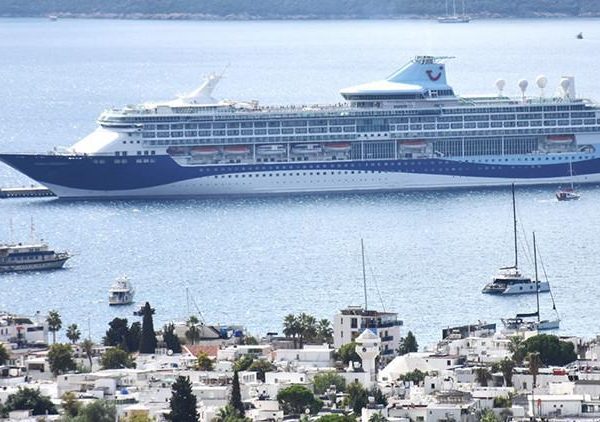 Bodrum’da binlerce yolcu ile dev gemi