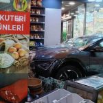 Cip, sürücüsünün gaza basmasıyla şarküteriye daldı
