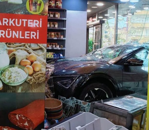 Cip, sürücüsünün gaza basmasıyla şarküteriye daldı