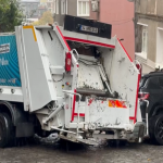 Beyoğlu’nda çöp aracı apartmana çarptı
