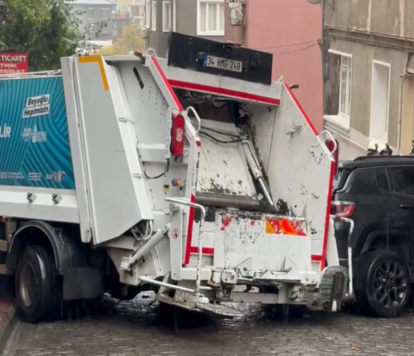 Beyoğlu’nda çöp aracı apartmana çarptı
