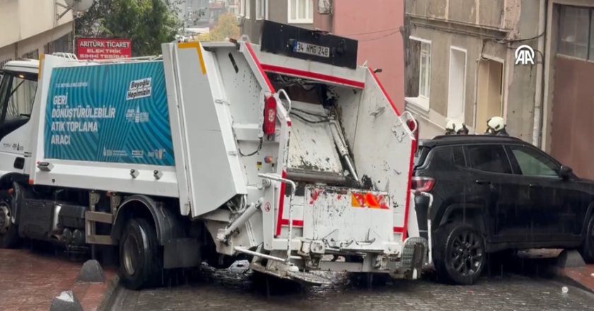 Beyoğlu’nda çöp aracı apartmana çarptı