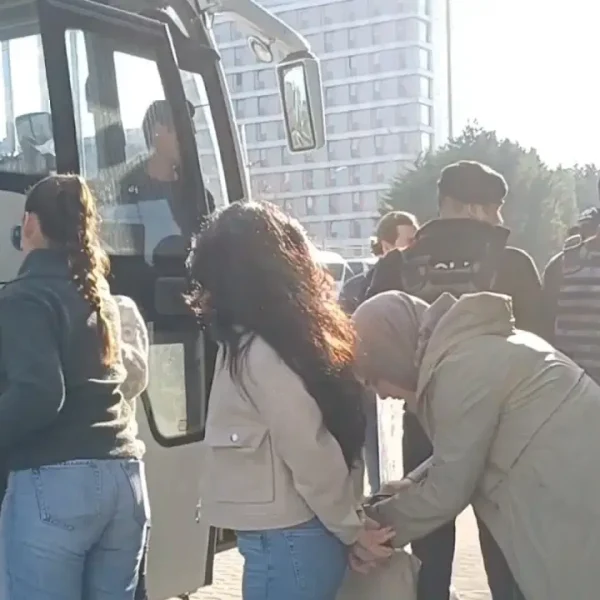 Öğretmenlere, MESEM’deki çocuk işçi ölümlerine karşı protestoda kelepçe takıldı.