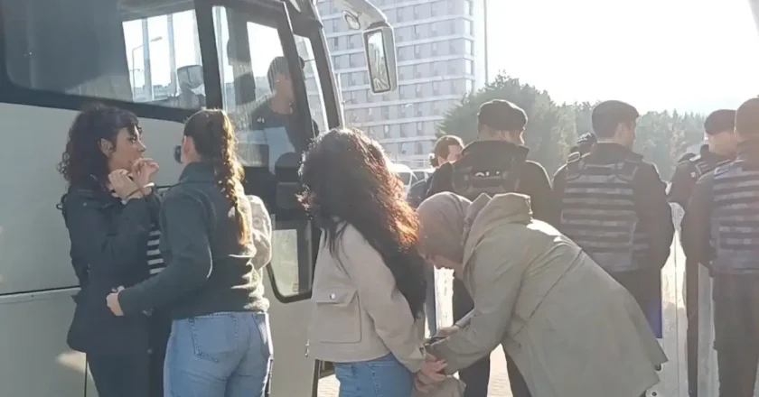 Öğretmenlere, MESEM’deki çocuk işçi ölümlerine karşı protestoda kelepçe takıldı.