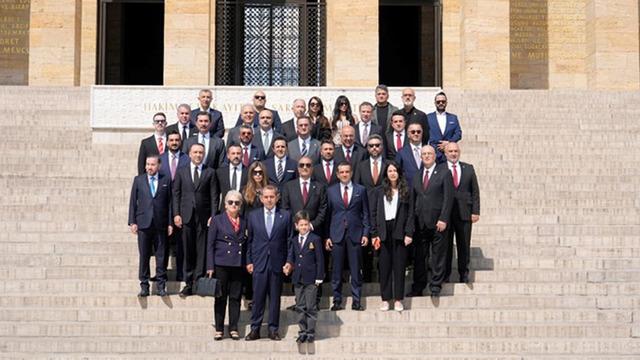 Galatasaray Başkanı Dursun Özbek, kurullarıyla birlikte Anıtkabir’i ziyaret etti